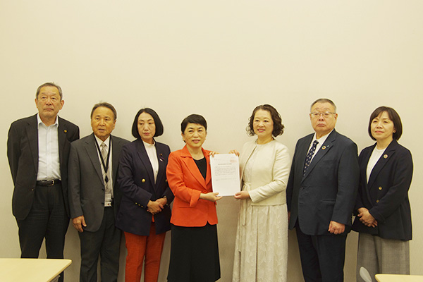 社会民主党へ選択的夫婦別姓制度導入を求める緊急要請