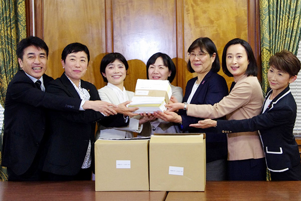 みなさんにご協力いただいた請願署名を各党議員に手渡しました